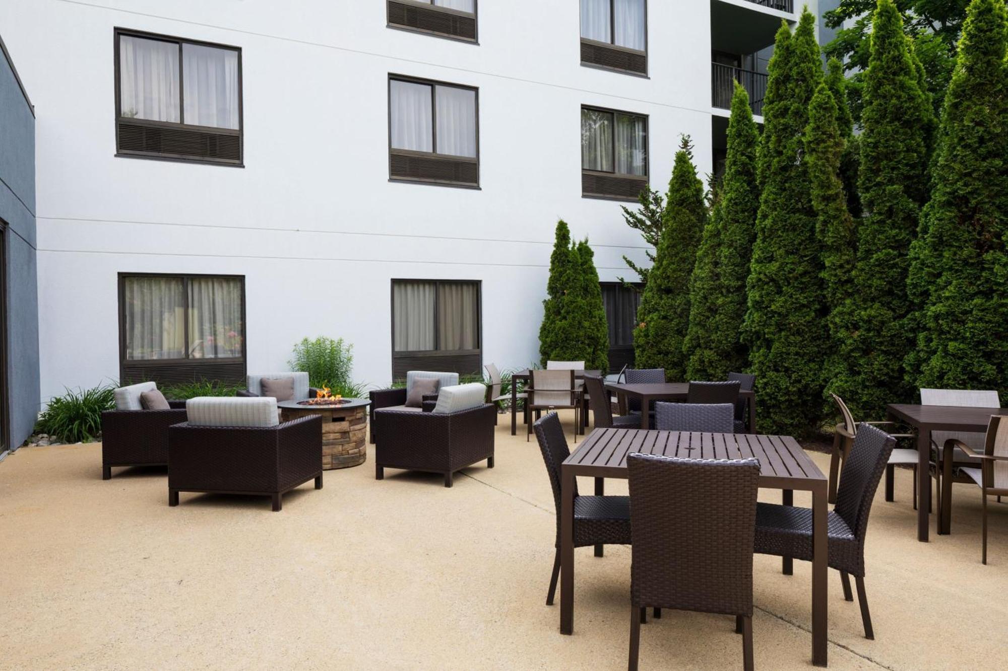 Courtyard By Marriott Portsmouth Hotel Екстериор снимка